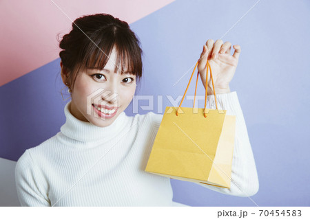 プレゼントを渡す女性 プレゼントを渡す女性 70454583