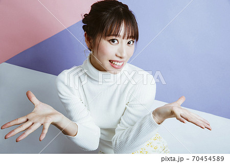 紹介する女性 70454589