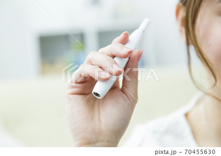 電子タバコを吸う女性の写真素材