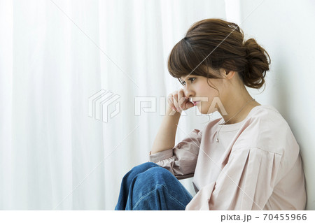 落ち込む女性の写真素材