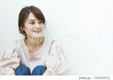 床に座る女性 床に座る女性 70455971