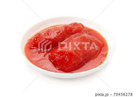 缶詰のホールトマト 70456278