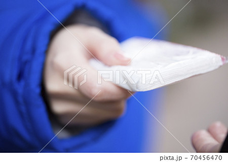 ティッシュ配り 70456470