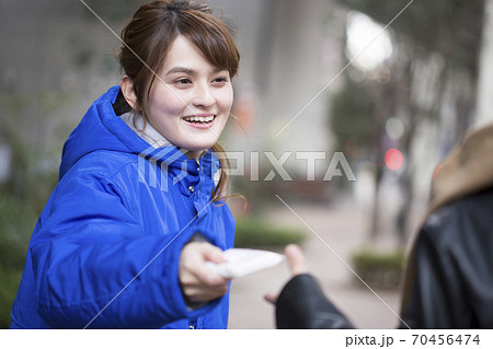 ティッシュ配り ティッシュ配り 70456474