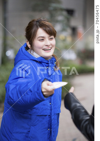 ティッシュ配り ティッシュ配り 70456475