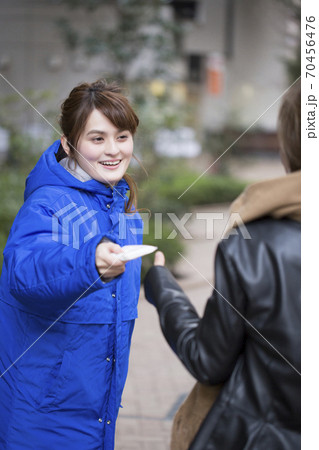 ティッシュ配り ティッシュ配り 70456476