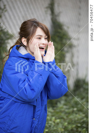 応援する女性 応援する女性 70456477