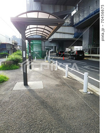 工事中の高速道路の高架下にバス停のアーチ状の屋根と駐輪禁止の小さな文字 工事中の高速道路の高架下にバス停のアーチ状の屋根と駐輪禁止の小さな文字 70456675