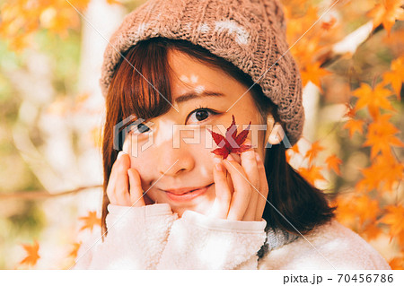 紅葉と若い女の子 70456786