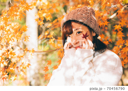 紅葉と若い女の子 70456790