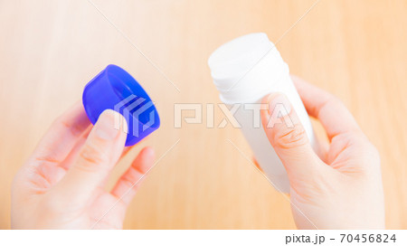 湿布スティック　手元　16:9 70456824