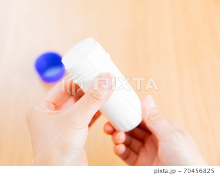 湿布スティック　手元　コピースペース　4:3 70456825