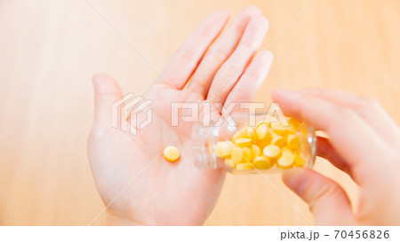 薬を手に取る手元　16:9 70456826