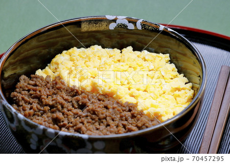 合い挽き肉の二色丼 合い挽き肉の二色丼 70457295