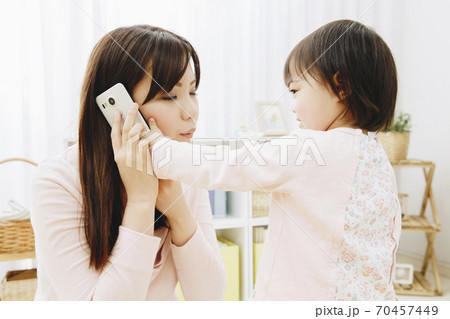 スマホで遊ぶ親子 スマホで遊ぶ親子 70457449