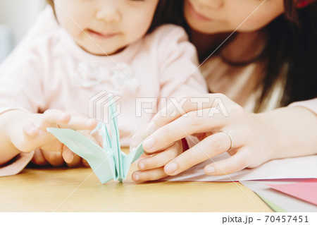 折り紙をする親子 折り紙をする親子 70457451