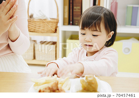 食事をする女の子 食事をする女の子 70457461