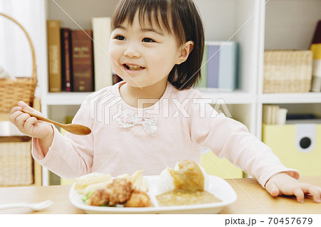 食事をする女の子 食事をする女の子 70457679