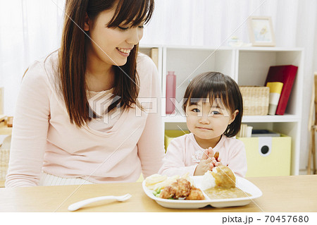 食事をする親子 食事をする親子 70457680