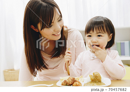 食事をする親子 食事をする親子 70457682