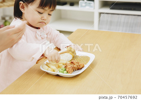 食事をする女の子 70457692