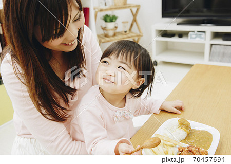 食事をする親子 食事をする親子 70457694