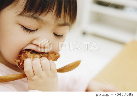 食事をする女の子の写真素材