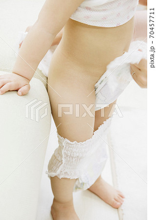 オムツ交換 70457711