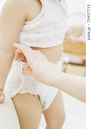 オムツ交換 70457713