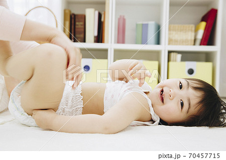 オムツ交換 オムツ交換 70457715