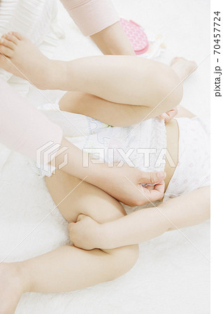 オムツ交換 70457724