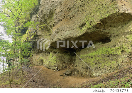 荒船山(経塚山)の鋏岩修験道場跡 荒船山(経塚山)の鋏岩修験道場跡 70458773