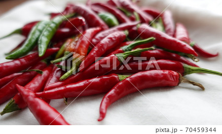 山盛りの赤い唐辛子 山盛りの赤い唐辛子 70459344