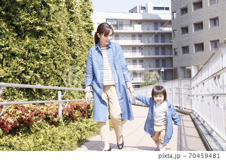 散歩する親子 散歩する親子 70459481