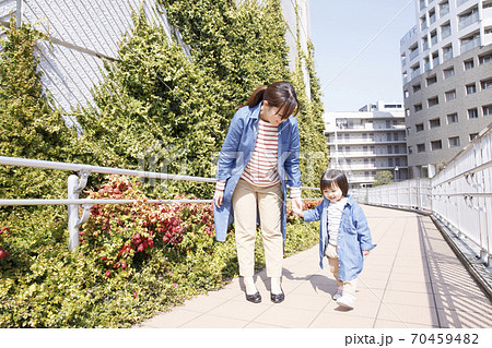散歩する親子 散歩する親子 70459482