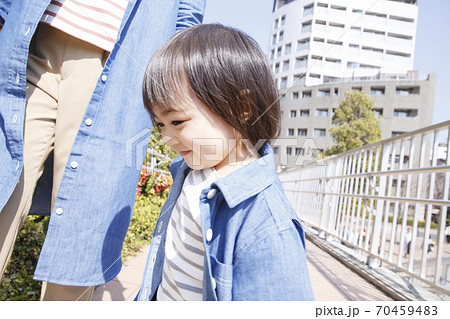 散歩する親子 散歩する親子 70459483