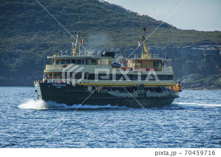 シドニー湾の庶民の交通手段　フェリーボート 70459716