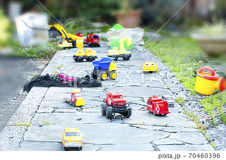 子供が庭で遊んだ後の散らかしたおもちゃの写真素材
