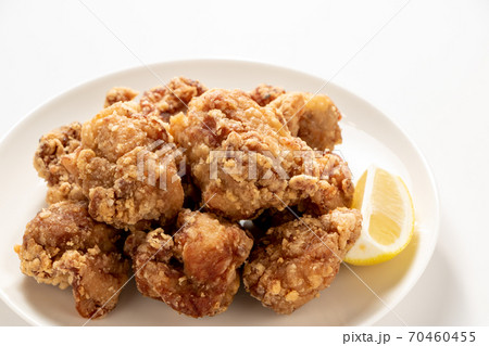 鶏もも肉の唐揚げ、レモン添え。(白バック) 鶏もも肉の唐揚げ、レモン添え。(白バック) 70460455