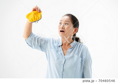 財布が空っぽのシニア女性 70460546