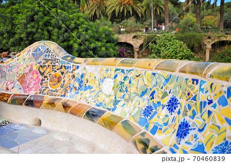 バルセロナにあるグエル公園のカラフルなモザイクタイルの写真素材