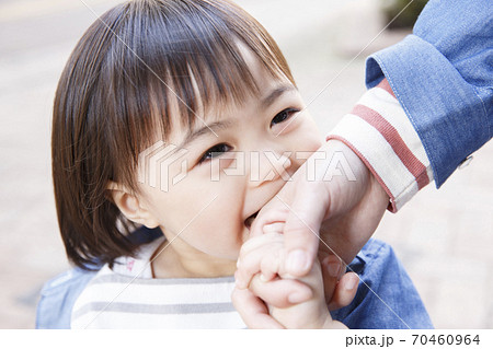 手を繋ぐ親子 手を繋ぐ親子 70460964