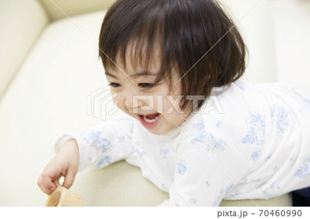 ソファで寝転ぶ子供 ソファで寝転ぶ子供 70460990