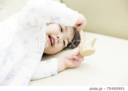 ソファで寝転ぶ子供 ソファで寝転ぶ子供 70460991