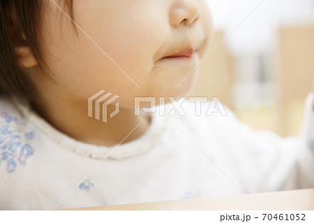 幼児の口元 70461052