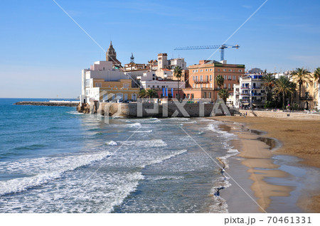 スペインシッチェスの海辺風景 70461331