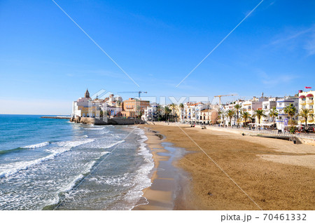 スペインシッチェスの海辺風景の写真素材