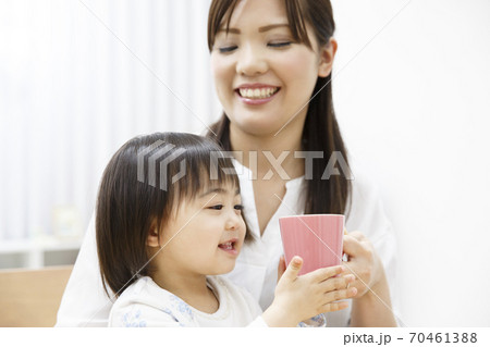 飲み物を飲む親子 70461388