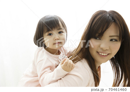 おんぶする親子 70461460