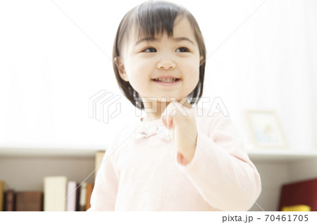 笑顔の幼児 70461705